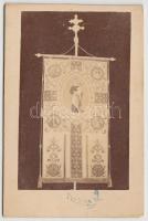cca 1900-1910 A lourdesi szűznek ajánlott zászlóról készült képoldalas fénykép, a zászló mindkét oldala látható, kartonra ragasztva, 11x7 cm.