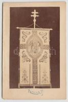 cca 1900-1910 A lourdesi szűznek ajánlott zászlóról készült képoldalas fénykép, a zászló mindkét old...