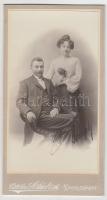 1904 Schiebert (Nagyszombat): Pesthy Mihály gyógyszerész és felesége Thinágel Szerafin, az első magyar gyógyszerésznő, kartonra ragasztva, aláírással, 20x11 cm.