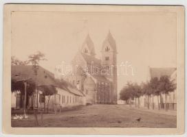 1880 A lébényi templom északkeleti oldala a felújítás után, kabinetfotó, hátoldalán felirattal, pecséttel, 11x15 cm.