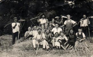 Pihenő aratás után, folklór / Resting after harvest, Hungarian folklore, photo (fa)