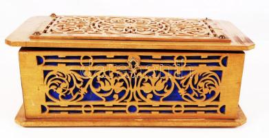 Áttört díszítésű, faragott fa ládika (kissé viseltes) /  Vintage wooden box (somewhat worn)