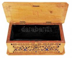 Áttört díszítésű, faragott fa ládika (kissé viseltes) / 
Vintage wooden box (somewhat worn)