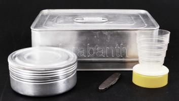 Retró turista felszerelés: alumínium ételdoboz és ételhordó, összecsukható műanyag pohár, zsebkés / ...