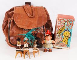 Kis bőr hátizsák, benne 5db játékfigura (műanyagból, ill. szaruból) /  Leather backpack with 5 little toys