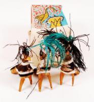 Kis bőr hátizsák, benne 5db játékfigura (műanyagból, ill. szaruból) / 
Leather backpack with 5 littl...