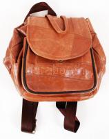 Kis bőr hátizsák, benne 5db játékfigura (műanyagból, ill. szaruból) / 
Leather backpack with 5 littl...