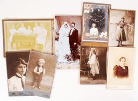 cca 1900-1930 Különlegesen szép hátlap grafikákkal díszített kabinetfotók, 8 db keményhátú fénykép, 16x10 és 14x20 cm közötti méretekben.