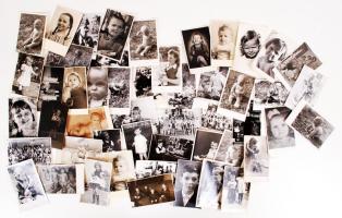 1945-1970 Tiszavölgyi József vintage felvételei gyermekekről, 99 db levlap méretben, egy része pecséttel is jelzett, a szerző hagyatékából.