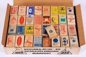 cca 1960 128 db gyufásdoboz vegyes címkékkel, néhány több példányban.