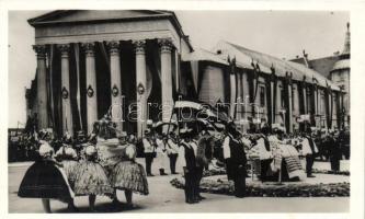 Szabadka, vitéz nagybányai Horthy Miklós és Purgly Magdolna a Magyar Kenyér ünnepén a felszabadult Szabadkán / official visit to bread festival