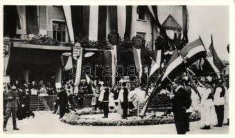 Szabadka, vitéz nagybányai Horthy Miklós és Purgly Magdolna a Magyar Kenyér ünnepén a felszabadult Szabadkán / official visit to bread festival
