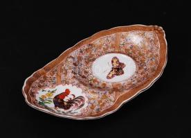 1887 Fischer Vilmos lepkés dísztálka, kézzel festett, fajansz, jelzett, hibátlan, h: 21 cm