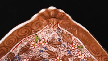 1887 Fischer Vilmos lepkés dísztálka, kézzel festett, fajansz, jelzett, hibátlan, h: 21 cm