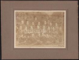 1920 Fliesz: Tűzoltó egységet ábrázoló fotó, kartonra ragasztva. 19x26 cm