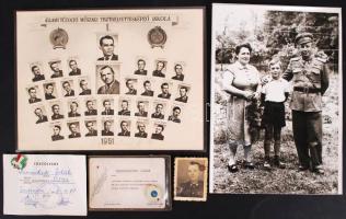 1951 Állami Tűzoltó Műszaki Tiszthelyettesképző Iskola tablófotója, családi fotó (17x24 cm), igazolványkép, két db kitűző Hammerliedl Jakab számára.