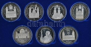 Fritz Mihály (1947-) 1991. 7db klf jelzett ezüst érméből álló sorozat dísztokban "II. János Pál Pápa Budapesten/Debrecenben/Esztergomban/Máriapócson/Szombathelyen/Pécsett/ 1991. Augusztus 16-20" Ag emlékérem (31.47g/0.999/42,5mm) T:PP