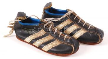 cca 1960 Mini Adidas bőr football cípő, rajta legendás labdarúgók aláírásával Eusebio kétszer, Fritz Walter és Josef Masopust. A cipő Sebes Gusztáv az Aranycsapat legendás edzőjének tulajdonában volt. /  Leather Adidas mini shoes with autograph signatures of Eusebio, Fritz Walter and Josef Masopust legendary football players. The shoes were owned by Gusztav Sebes, coach of the Hungarian Golden team.