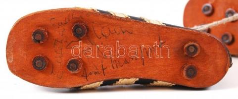 cca 1960 Mini Adidas bőr football cípő, rajta legendás labdarúgók aláírásával Eusebio kétszer, Fritz...