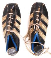 cca 1960 Mini Adidas bőr football cípő, rajta legendás labdarúgók aláírásával Eusebio kétszer, Fritz...