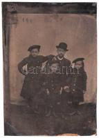 cca 1880 Családi fotó. Ferrotípia /  Family photo, tintype, 9x6,5cm