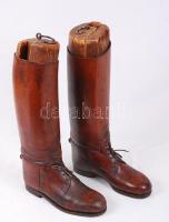 Bőr lovagló csizma (kb 41), gyerek kobak (54/55) , jelzett fa csizmahúzó, fa sámfa