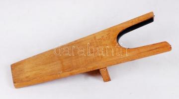 Bőr lovagló csizma (kb 41), gyerek kobak (54/55) , jelzett fa csizmahúzó, fa sámfa