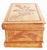 cca 1970 Vésett díszítésű, fa dobozka titokrekesszel és kulccsal (fedelén sérült) / 
Carved wooden b...