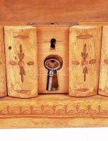 cca 1970 Vésett díszítésű, fa dobozka titokrekesszel és kulccsal (fedelén sérült) / 
Carved wooden b...