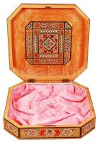 Intarziás arab fa doboz, kulcs nélkül, 30×28 cm