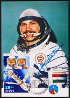 1980 Farkas Bertalan (1949-) és Magyari Béla (1949-) magyar űrhajósok aláírása a Farkas Bertalanról készült képeslapon, bélyeggel, 10x15 cm.