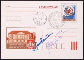 1981 Farkas Bertalan (1949-) és Magyari Béla (1949-) magyar űrhajósok aláírása levelezőlapon, 10x15 cm.