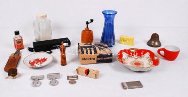 Cipősdoboznyi bolhapiac tétel, rengeteg használható dologgal, fényképezőgéppel, porcelánnal