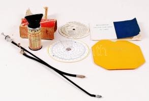 Régi fotós kellékek, pl. fénymérő.