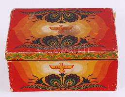 "István" márkájú II. vh. előtti fa csokoládés doboz népies motívumú papírbevonatos díszítéssel, külseje kopottas, piszkos, 23x15x11 cm.