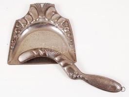 Domborított fém abrosz lapát és domborított fém borítású fa seprű.