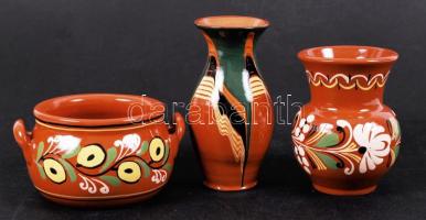 3 db népi kerámia: 2 db váza (egyiken apró sérülés), 1 db füles tálka + 4 db kerámia fali dísz, vegyes témájúak.