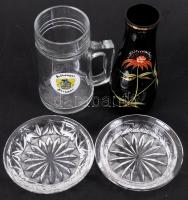 Vegyes üveg tétel: modern fekete virágos váza (m: 18 cm), 2db öntött üveg hamutartó, Kőbányai Sörgyá...