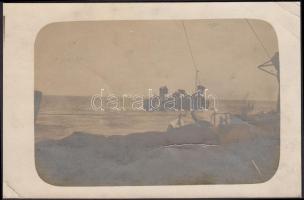 1915 Sebenico mellett készített fotó 56T jelzésű torpedóromboló hajóról, a hátoldalon Türk Vilmos tengerész üdvözlő soraival, 9x13 cm.