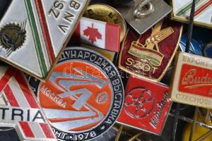 ~50db vegyes kitűző és jelvény főleg a szocialista időszakból, közte zománcozottak is T:vegyes