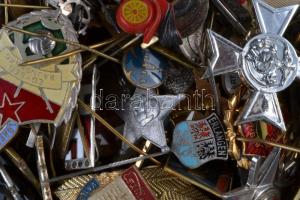 335db vegyes magyar és külföldi kitűző és jelvény, közte zománcozottak is, főleg szocialista darabok, kör alakú dobozban T:vegyes