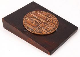 Búza Barna (1910-2010): Itt az idő most vagy soha feliratú bronz plakettje (d: 9,5 cm)fa alapra rögz...