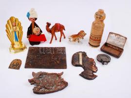 Vegyes tétel: fémtárgyak - vaddisznót, ill. mulató társaságot ábrázoló domborműves fém falidísz, KAF hűtőszekrény reklámtábla, egy hajót ábrázoló, "Leningrad 1703" feliratú felcsavarható jelvény, valamint egy dohányos dobozka; 5db figura: matroska, teve, fröccsöntött Szűz Mária; Oroszlán gyermekével, porcelán figura.