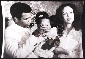 cca 1960 Muhammad Ali nehézsúlyú ökölvívó családjával, sajtófotó, 20x15 cm.