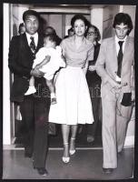 cca 1960 Muhammad Ali nehézsúlyú ökölvívó családjával, sajtófotó, 15x20 cm.