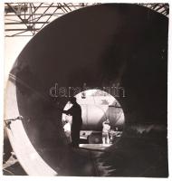 cca 1960 Csőszerelők, keményhátú fotó, sérült, 27x28 cm.