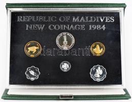 Maldív-szigetek 1984. 1l - 1R 6klf db, szettben díszkiadásban tanúsítvánnyal T:PP Maldive Islands 1984. 1 laari - 1 Rufiyaa 6 different, new coinage in proof set with certificate C:PP Krause PS4
