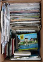 Egy doboznyi vegyes, modern képeslap: leporellók, képeslapfüzetek, különböző méretű és formájú képes...