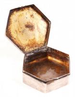 Hatszög alakú gravírozott ezüst (Ag) alakú gyógyszertartó szelence, jelzett, mesterjelzéssel (HA)/
S...