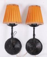 Kovácsoltvas asztali lámpa, hozzávaló falikar pár burákkal / Moulded iron lamps